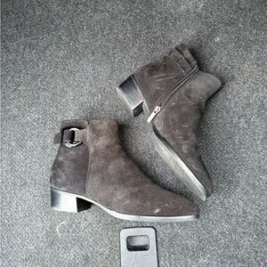 Aquatalia gray suede foster ankle booties size 9